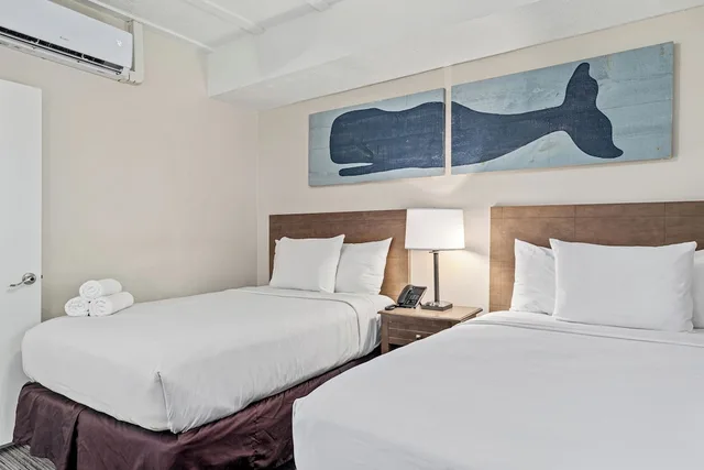جناح بسريرين مزدوجين بإطلالة على المسبح بغرفة نوم واحدة مع أريكة، Sandpiper Beacon Beach Resort 1/3