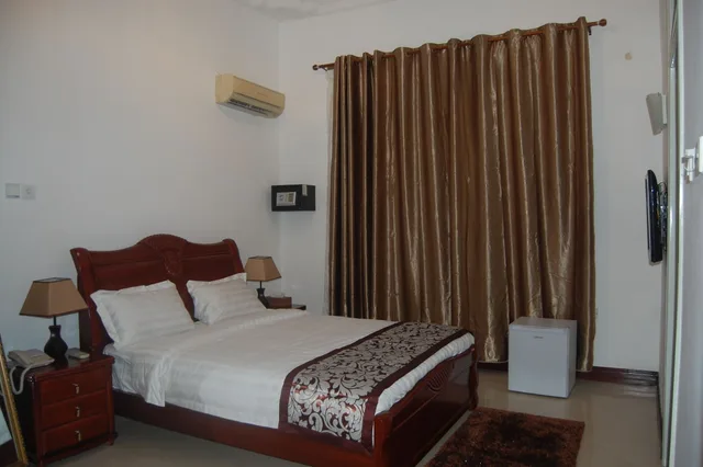 Executive, Suite, Queen Bed, Kingsbridge Royale Hotel 4/7