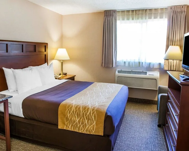 غرفة قياسية بسرير كوين، Quality Inn Kirkland 1/3