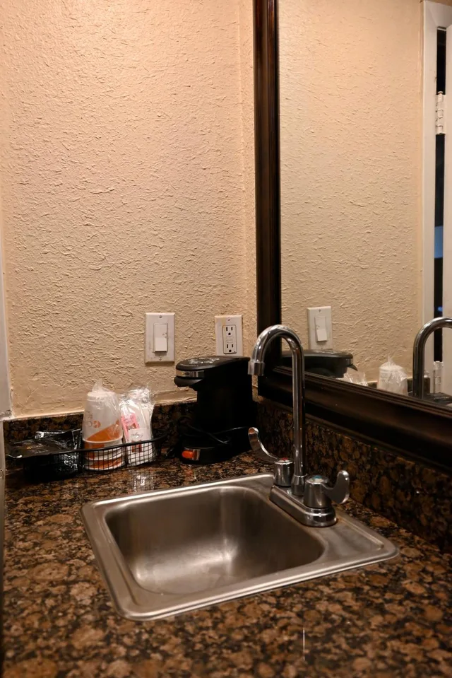 جناح بسرير كينج بغرفة نوم واحدة، Quality Inn & Suites I-35 Near Frost Bank Center San Antonio, TX 10/10