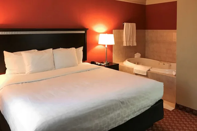 غرفة قياسية بسرير كينج، Clarion Hotel & Conference Center Toms River 2/10