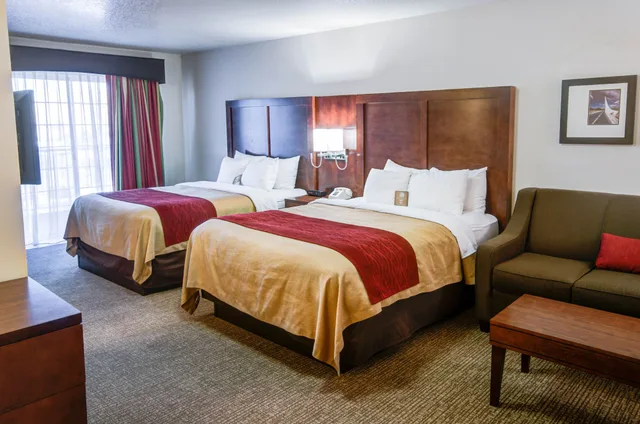 غرفة بسريرين كينج مع أريكة، Comfort Inn Redding Near I-5 2/4