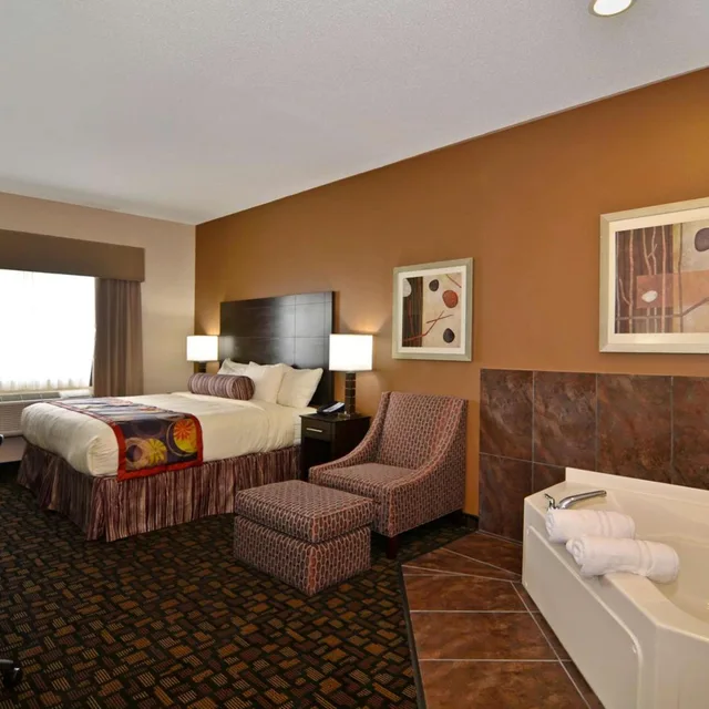 جناح بسرير كينج بجاكوزي، Best Western Plover-Stevens Point Hotel & Conference Ctr 6/10