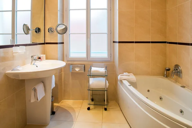 Deluxe, Twin Beds, Balcony, Bathtub, Hotel Le Mondial, BW Premier Collection 7/10