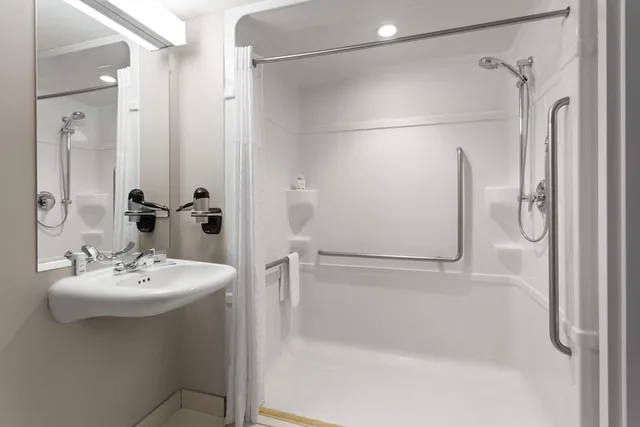 غرفة بسريرين كوين لذوي الإعاقة، Microtel Inn & Suites By Wyndham Sault Ste. Marie 10/10