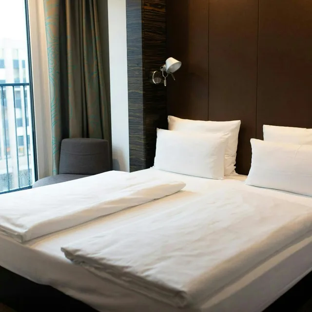 Room, Queen Bed, Hotel Motel One Dusseldorf-Hauptbahnhof 4/7