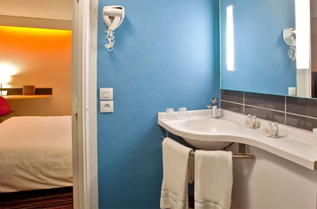 غرفة سوبيريور رباعية بسرير مزدوج وسريرين منفصلين، Hotel Kyriad Tours Sud - Chambray Les Tours 6/6