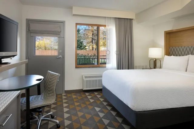 غرفة بسرير كينج بإطلالة على الجبل يُسمح فيها بالحيوانات الأليفة، Holiday Inn Steamboat Springs 10/10