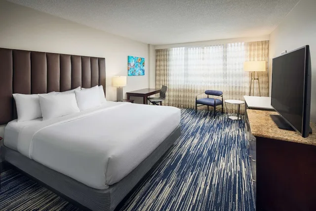 غرفة بسرير كينج لذوي الإعاقة، Embassy Suites by Hilton West Palm Beach Central 1/6