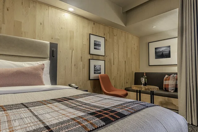 Junior, Studio, King Bed, Balcony, Peaks Hotel & Suites 7/10