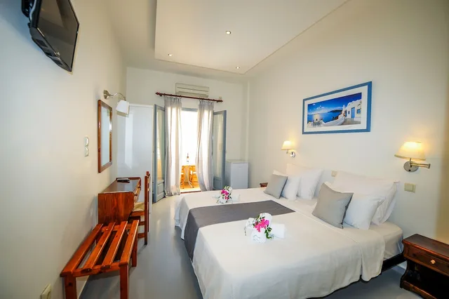 غرفة رومانسية بسرير مزدوج بإطلالة على البحر بشرفة، Nostos Hotel 1/5