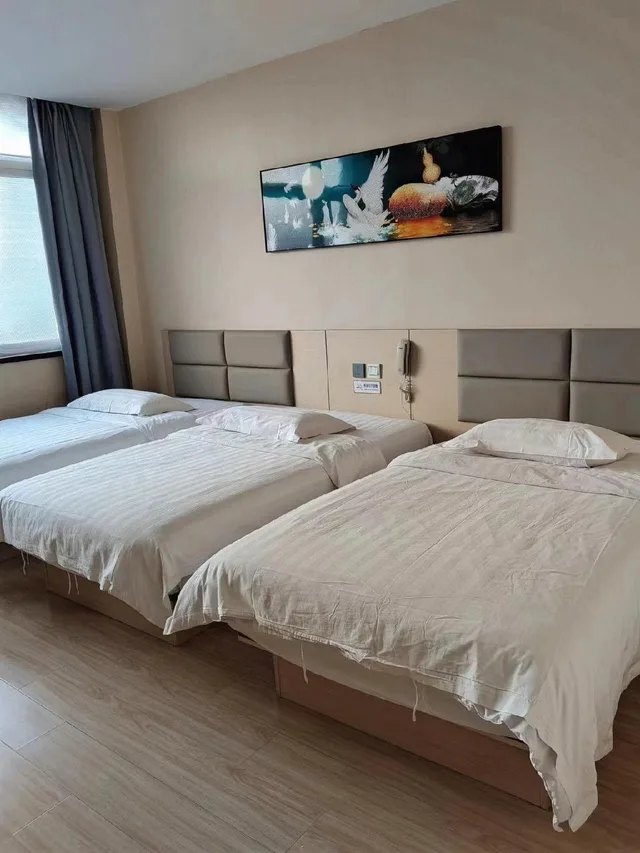 غرفة قياسية ثلاثية بسرير كوين وسرير فردي، Super 8 Hotel Qingdao Development Zone Chang Jiang Lu 1/2