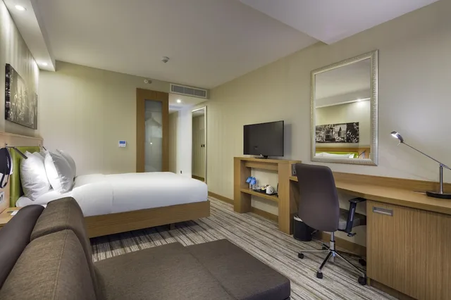 غرفة بسرير كوين مع أريكة، Hampton By Hilton Istanbul Atakoy 3/4