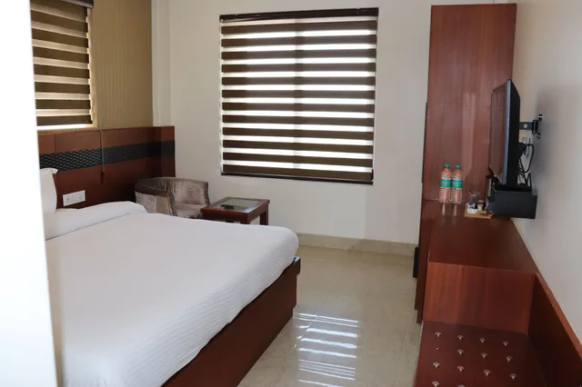 غرفة ديلوكس بسريرين منفصلين وسرير كينج بإطلالة على الجبل والمدينة، Holy River Hotel 3/5