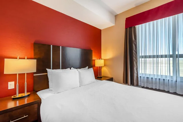 غرفة بسرير كينج بمطبخ صغير لذوي الإعاقة، Best Western Plus Kindersley Hotel 3/5