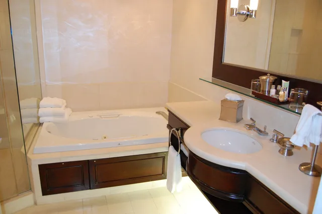جناح جونيور بسريرين كوين، Windsor Arms Hotel 4/5