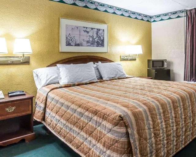 Upgrade, Efficiency, Queen Bed، Rodeway Inn Gadsden - Attalla 2/2