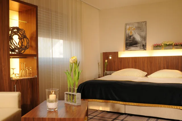غرفة ثلاثية بسرير كينج مع أريكة، Parkhotel Oberhausen 3/4