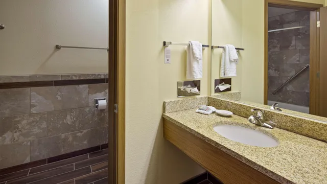 Hai, King Bed، Best Western Golden Spike Inn & Suites 4/5