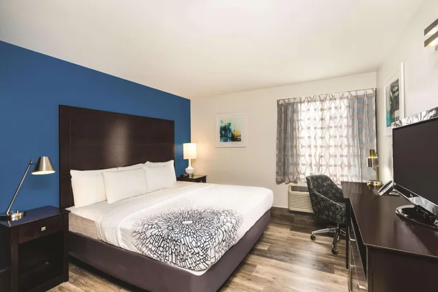 Room, King Bed, Bathtub, Accessible, La Quinta Inn & Suites by Wyndham Brooklyn Downtown 1/10