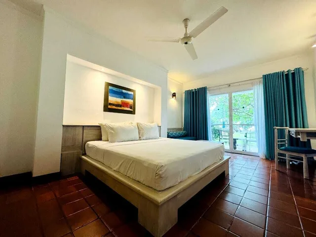 Deluxe, Twin Beds, The Palms Hotel 1/9