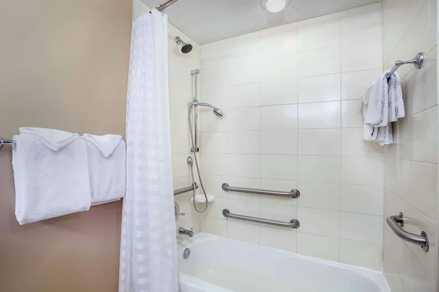 غرفة بسرير كينج مع أريكة لذوي الإعاقة، Embassy Suites by Hilton Lexington UK Coldstream 9/10