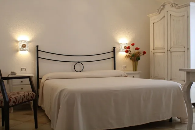 غرفة ثلاثية بسرير مزدوج وسرير فردي بإطلالة على الجبل، Hotel San Pantaleo 3/4