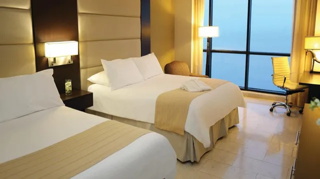 غرفة بريميوم بسرير كوين مع دخول صالة النادي في طابق مرتفع، Intercontinental Miramar Panama 1/3