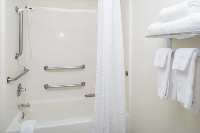 جناح بسرير كوين بغرفة نوم واحدة لذوي الإعاقة، Candlewoods Suites Lacey 2/4