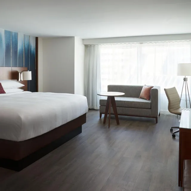 Guest Room, King Bed, City View, Concierge Level، Toronto Marriott City Centre Ex Renaissance Toronto Hotel 1/5