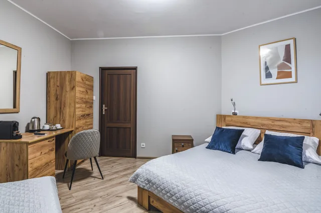 غرفة قياسية بسرير مزدوج وسرير فردي، Royal Residence 1/10