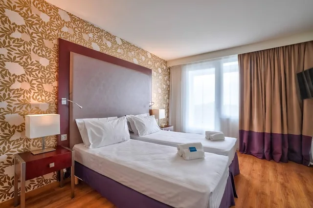 غرفة قياسية بسرير كينج مع أريكة، Clarion Paris CDG Airport 4/8