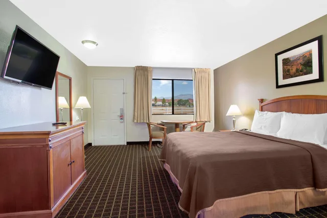 غرفة بسرير كوين، Howard Johnson by Wyndham St. George Hotel & Suites 2/4