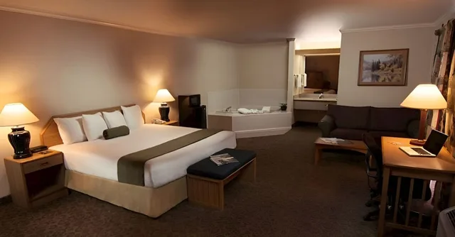 غرفة عائلية بسرير كينج وسرير بطابقين، The Redwood Riverwalk A Boutique Hotel 1/3