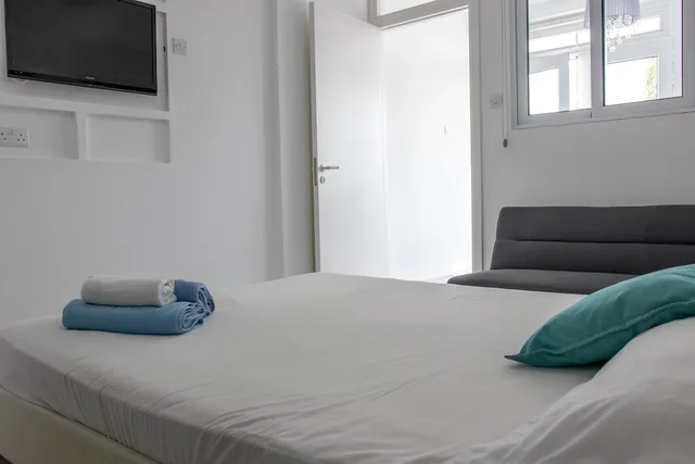 استوديو رومانسي بسرير كوين بحوض جاكوزي، Nissi 49 Apartments 1/9