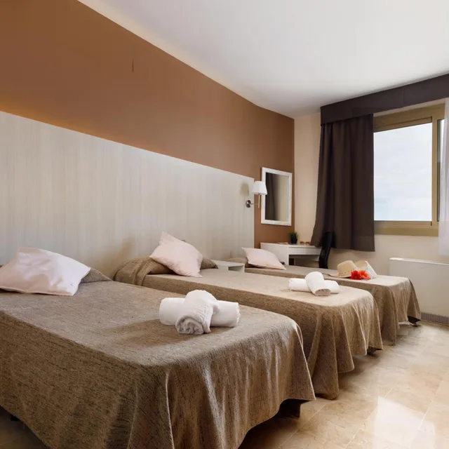 غرفة ثلاثية، L'alguer Hotel 2/8