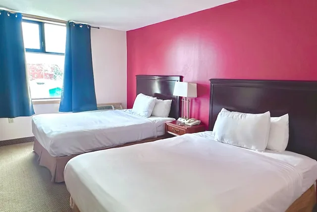 Standard, 2 Queen Beds, Econo Lodge City Centre Kingston 5/10