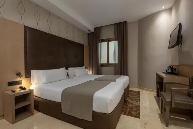 غرفة بسرير مزدوج أو سريرين منفصلين مع سرير إضافي، Gran Hotel Barcino 9/10