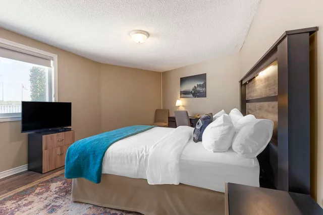 غرفة بسرير كينج بإطلالة على البحيرة بشرفة، Christies Mill Waterfront Resort and Spa 5/6
