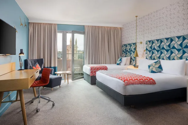 غرفة بسرير كينج وسرير فردي مع سرير إضافي، Hilton Bournemouth 3/10