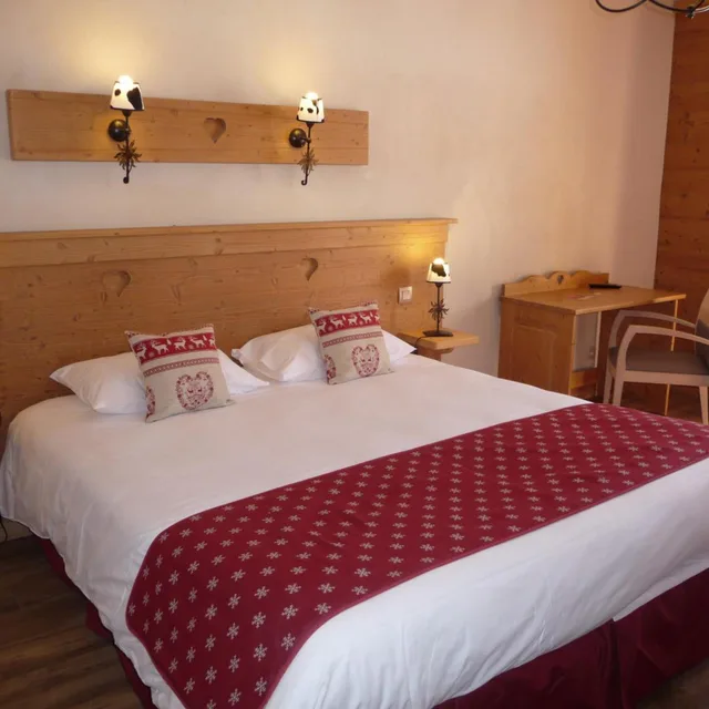 غرفة بسرير مزدوج أو سريرين منفصلين، Chalet-Hotel Le Beausoleil, The Originals Relais (Hotels-Chalets de Tradition) 3/9