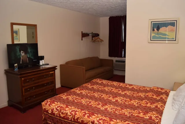 غرفة بسرير كوين بحوض استحمام، Knights Inn Oswego East 8/10