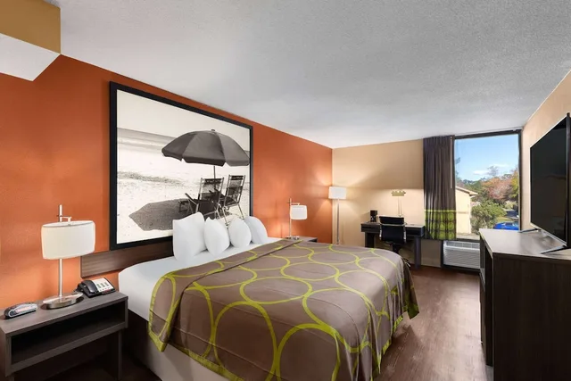 غرفة قياسية بسرير كينج لذوي الإعاقة، Super 8 by Wyndham Myrtle Beach/Market Common Area 3/7