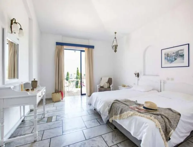 غرفة رباعية بسريرين منفصلين وسرير بطابقين بإطلالة على الحديقة، Sunrise Village Beach Hotel 1/4