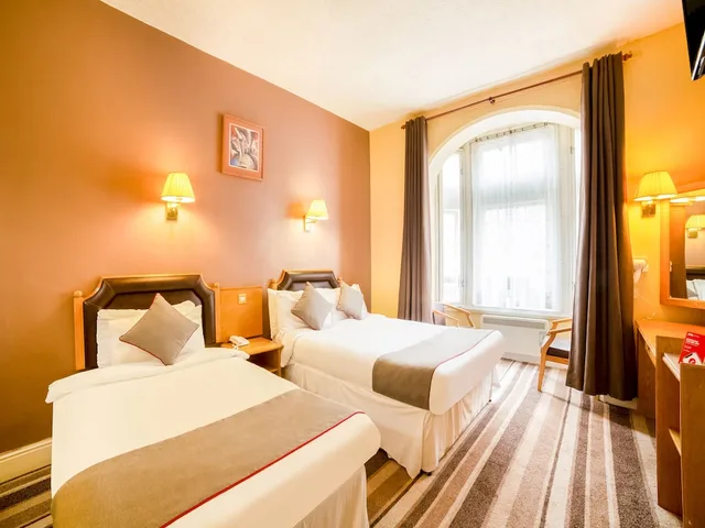 غرفة قياسية ثلاثية، Cardiff Sandringham Hotel 2/8