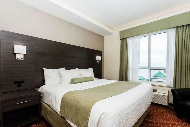 Suite, King Bed, Bay View, Sofa, Kitchenette، Best Western Inn On The Bay 1/2