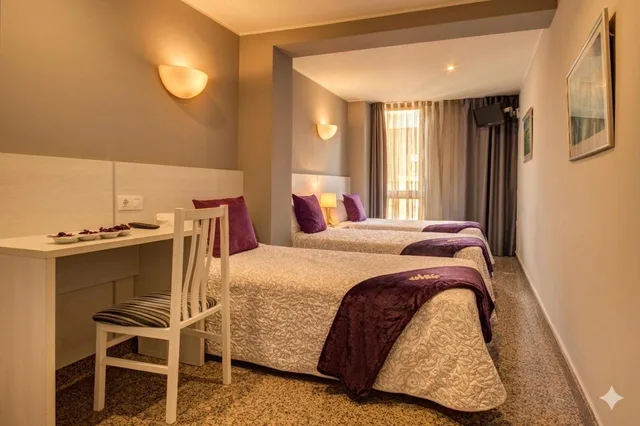Room, Triple, Nuevo Triunfo 4/7