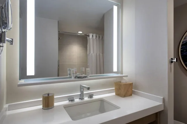 Room, King Bed, Water View, Balcony، Newport Marriott Hotel and Spa 14/16