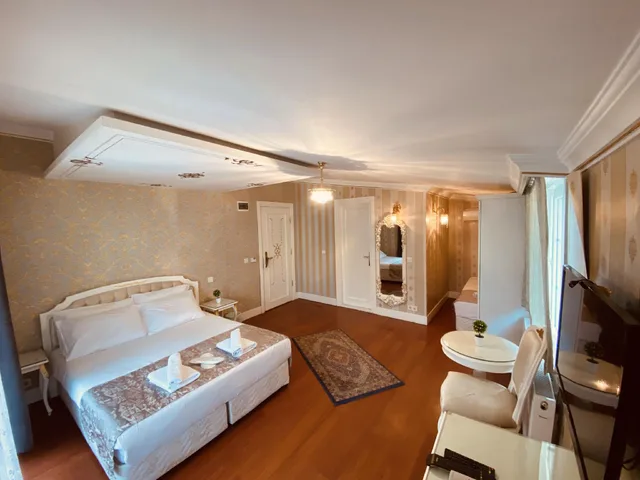غرفة قياسية ثلاثية بسرير مزدوج وسريرين منفصلين، Alyon Hotel Taksim 1/3