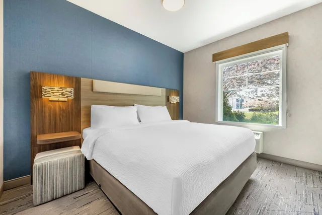 جناح ركني بسرير كينج وسرير كوين مع أريكة، Holiday Inn Express Hotel Suites Astoria 6/10
